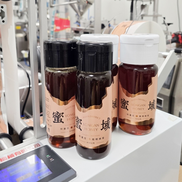 半自動圓瓶貼標機-3.jpg
